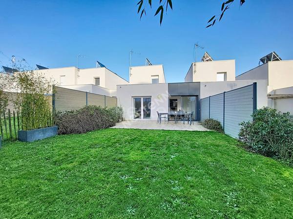 Nantes Nord - Cimetière Parc : En vente ! Maison lumineuse, 3 chambres, jardin. Etat impeccable ! Proche toutes commodités.