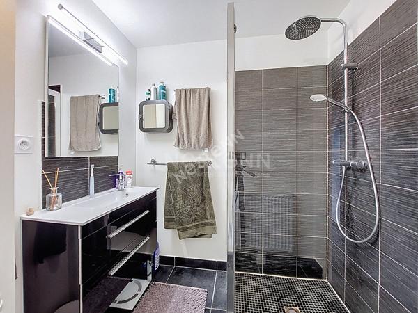 Nantes Nord - Cimetière Parc : En vente ! Maison lumineuse, 3 chambres, jardin. Etat impeccable ! Proche toutes commodités.