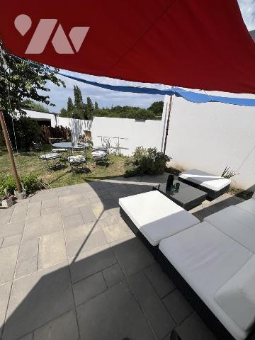 Maison de ville proche embarcadère 3 chambres + grenier aménageable. Jardin avec terrasse.