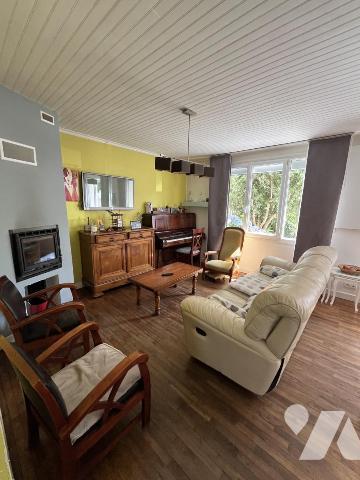 Maison de ville proche embarcadère 3 chambres + grenier aménageable. Jardin avec terrasse.