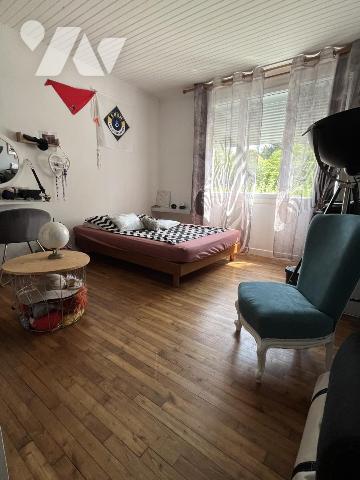 Maison de ville proche embarcadère 3 chambres + grenier aménageable. Jardin avec terrasse.