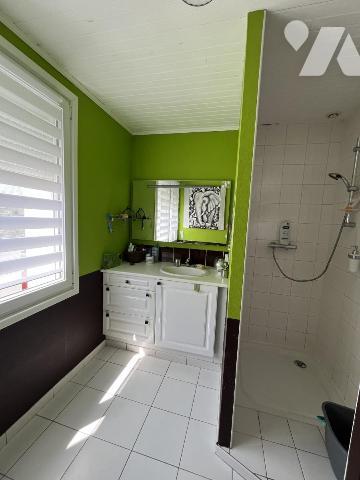 Maison de ville proche embarcadère 3 chambres + grenier aménageable. Jardin avec terrasse.