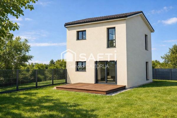 Belle maison contemporaine à l'entrée du village.