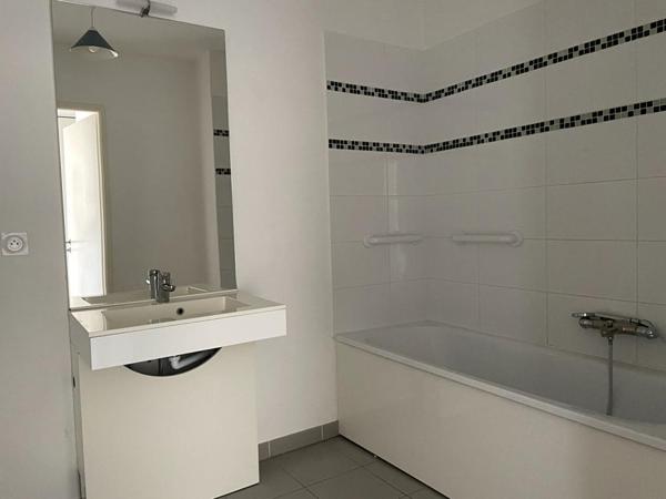 À VENDRE   Appartement T3 de plain-pied avec terrasse, parking privatif et climatisation