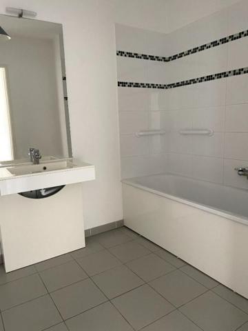 À VENDRE   Appartement T3 de plain-pied avec terrasse, parking privatif et climatisation
