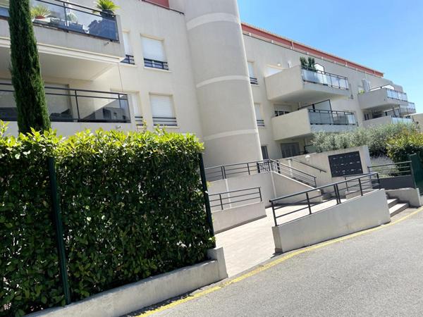 À VENDRE   Appartement T3 de plain-pied avec terrasse, parking privatif et climatisation
