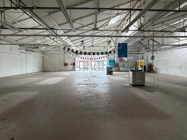 LOCAL COMMERCIAL 890 m2 , Laval