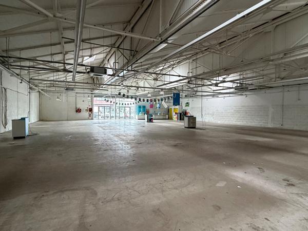 LOCAL COMMERCIAL 890 m2 , Laval