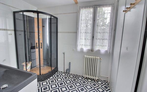 Maison à vendre    3 pièces •  Couches