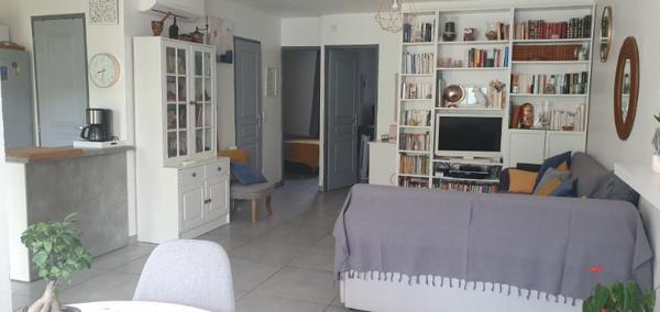 Appartement Cogolin 3 pièce(s) 56.74 m2 Coup de Coeur dans quartier résidentiel  sécuriser avec place de parking situé en rez de jardin avec  jardin de 27 m2 ensoleillé  Trés bon état clé en main avec fort rendement locatif  situé à 5 minutes des commerc