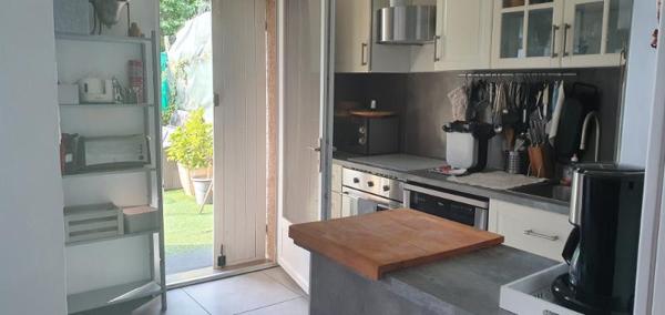 Appartement Cogolin 3 pièce(s) 56.74 m2 Coup de Coeur dans quartier résidentiel  sécuriser avec place de parking situé en rez de jardin avec  jardin de 27 m2 ensoleillé  Trés bon état clé en main avec fort rendement locatif  situé à 5 minutes des commerc