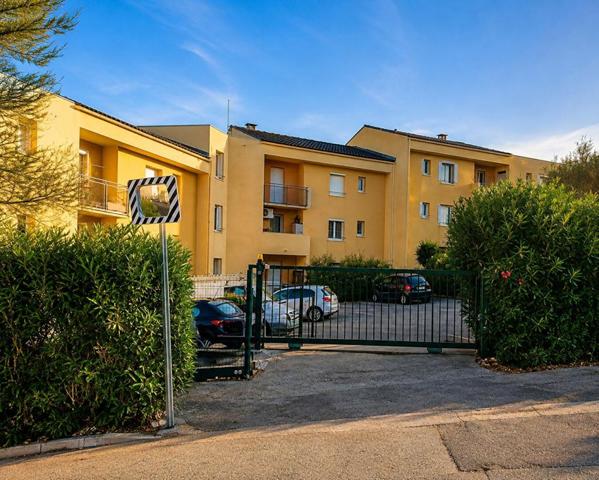 Appartement Cogolin 3 pièce(s) 56.74 m2 Coup de Coeur dans quartier résidentiel  sécuriser avec place de parking situé en rez de jardin avec  jardin de 27 m2 ensoleillé  Trés bon état clé en main avec fort rendement locatif  situé à 5 minutes des commerc