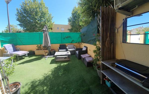 Appartement Cogolin 3 pièce(s) 56.74 m2 Coup de Coeur dans quartier résidentiel  sécuriser avec place de parking situé en rez de jardin avec  jardin de 27 m2 ensoleillé  Trés bon état clé en main avec fort rendement locatif  situé à 5 minutes des commerc