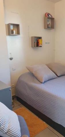 Appartement Cogolin 3 pièce(s) 56.74 m2 Coup de Coeur dans quartier résidentiel  sécuriser avec place de parking situé en rez de jardin avec  jardin de 27 m2 ensoleillé  Trés bon état clé en main avec fort rendement locatif  situé à 5 minutes des commerc