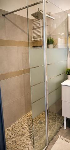 Appartement Cogolin 3 pièce(s) 56.74 m2 Coup de Coeur dans quartier résidentiel  sécuriser avec place de parking situé en rez de jardin avec  jardin de 27 m2 ensoleillé  Trés bon état clé en main avec fort rendement locatif  situé à 5 minutes des commerc