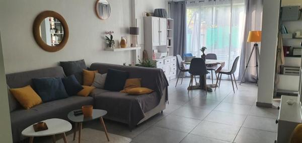 Appartement Cogolin 3 pièce(s) 56.74 m2 Coup de Coeur dans quartier résidentiel  sécuriser avec place de parking situé en rez de jardin avec  jardin de 27 m2 ensoleillé  Trés bon état clé en main avec fort rendement locatif  situé à 5 minutes des commerc