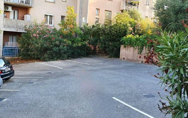 Appartement Cogolin 3 pièce(s) 56.74 m2 Coup de Coeur dans quartier résidentiel  sécuriser avec place de parking situé en rez de jardin avec  jardin de 27 m2 ensoleillé  Trés bon état clé en main avec fort rendement locatif  situé à 5 minutes des commerc