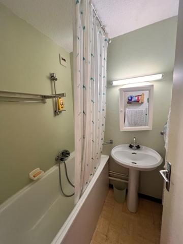 GRAND STUDIO CABINE  AVEC CAVE ET PARKING PRIVATIF 31m2