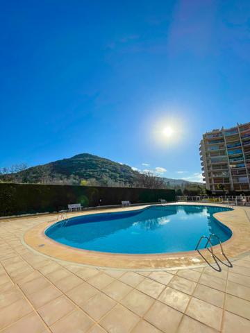 Mandelieu-la-Napoule (06210) COUP DE COEUR - Exclusivité Mandelieu - Studio avec alcôve et jardin.