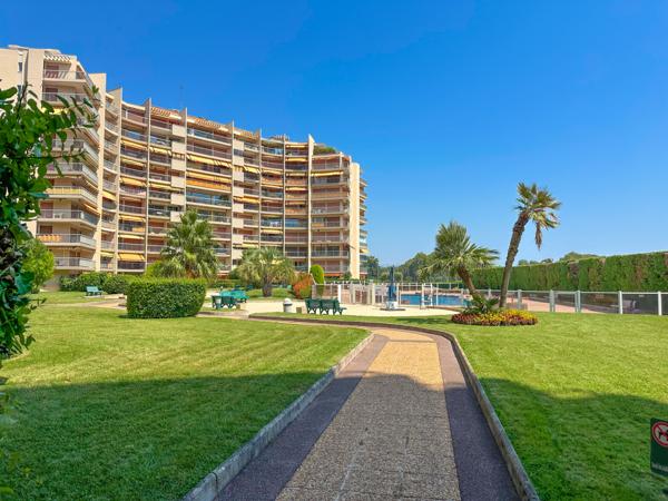 Mandelieu-la-Napoule (06210) COUP DE COEUR - Exclusivité Mandelieu - Studio avec alcôve et jardin.