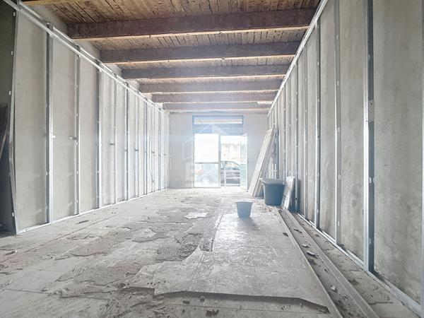 A VENDRE MARSEILLE 13014 LE CANET LOCAUX COMMERCIAUX APPARTEMENTS T2 T3 ZONE FRANCHE