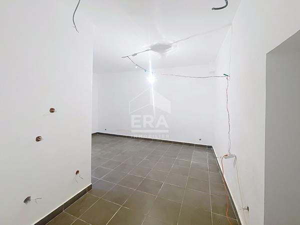 A VENDRE MARSEILLE 13014 LE CANET LOCAUX COMMERCIAUX APPARTEMENTS T2 T3 ZONE FRANCHE