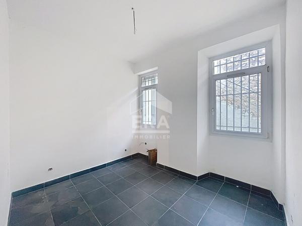 A VENDRE MARSEILLE 13014 LE CANET LOCAUX COMMERCIAUX APPARTEMENTS T2 T3 ZONE FRANCHE