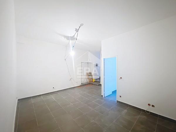 A VENDRE MARSEILLE 13014 LE CANET LOCAUX COMMERCIAUX APPARTEMENTS T2 T3 ZONE FRANCHE