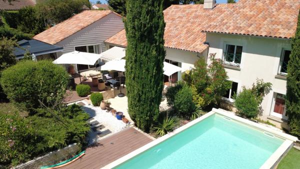 Maison à St Benoit de 245 m2 , 5 chambres, double sejour , jardin, piscine, garage