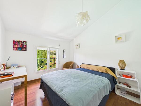 Maison à St Benoit de 245 m2 , 5 chambres, double sejour , jardin, piscine, garage