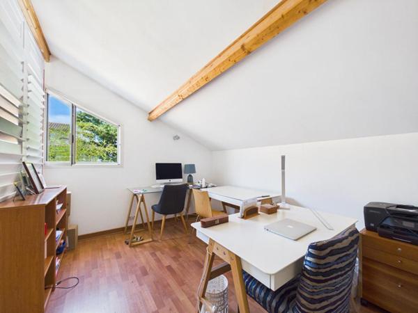 Maison à St Benoit de 245 m2 , 5 chambres, double sejour , jardin, piscine, garage