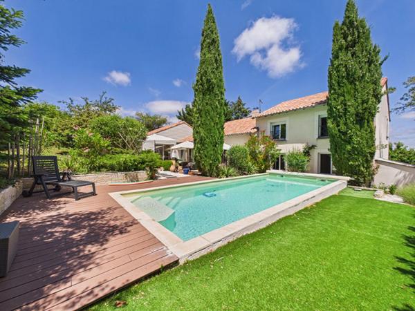 Maison à St Benoit de 245 m2 , 5 chambres, double sejour , jardin, piscine, garage
