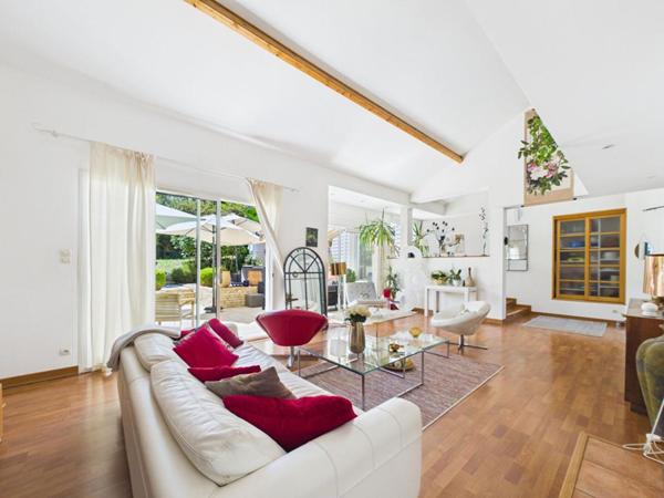 Maison à St Benoit de 245 m2 , 5 chambres, double sejour , jardin, piscine, garage