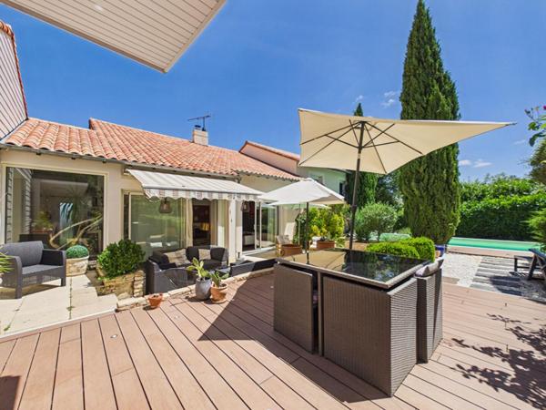 Maison à St Benoit de 245 m2 , 5 chambres, double sejour , jardin, piscine, garage