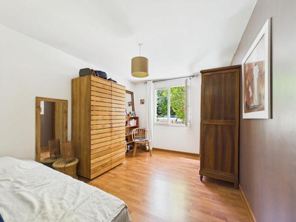 Maison à St Benoit de 245 m2 , 5 chambres, double sejour , jardin, piscine, garage