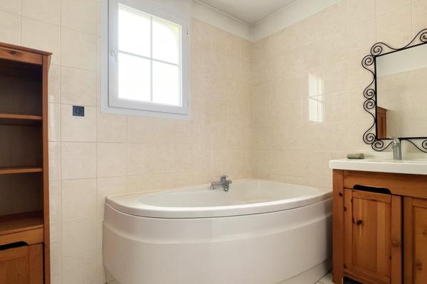 Maison de plain-pied lumineuse avec piscine – 123 m² habitables –