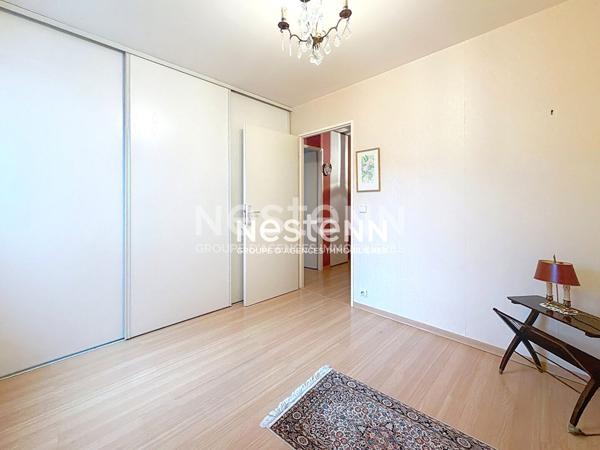 Montigny le Bretonneux, Centre ville, Gare à pieds, Appartement de 3 pièces de 74 m² au 1er étage avec cave et parking.