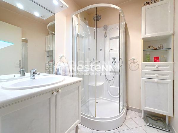 Montigny le Bretonneux, Centre ville, Gare à pieds, Appartement de 3 pièces de 74 m² au 1er étage avec cave et parking.