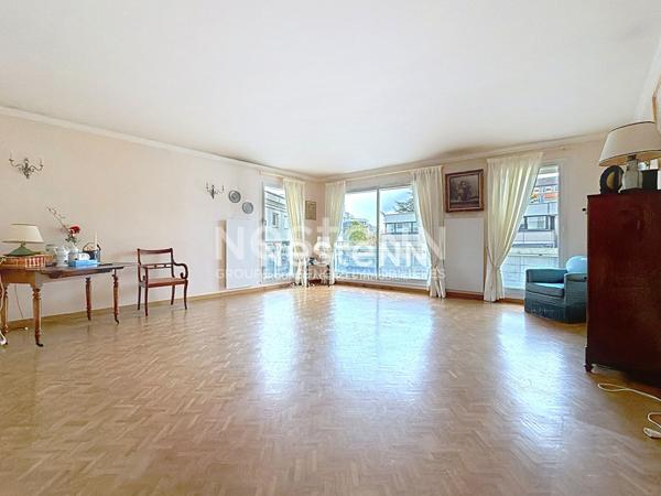 Montigny le Bretonneux, Centre ville, Gare à pieds, Appartement de 3 pièces de 74 m² au 1er étage avec cave et parking.