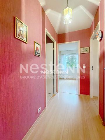 Montigny le Bretonneux, Centre ville, Gare à pieds, Appartement de 3 pièces de 74 m² au 1er étage avec cave et parking.