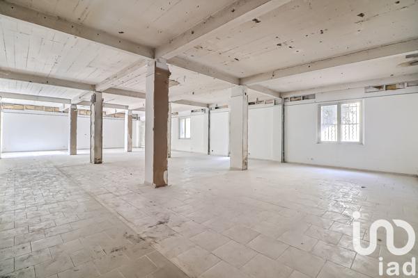 Building for sale 1 200 m² Nîmes-Saint-Césaire