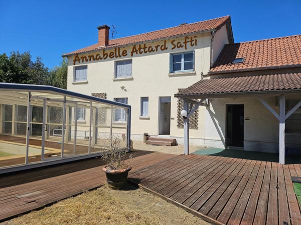 Ensemble rare de 2 maisons avec fort potentiel, piscine et sauna