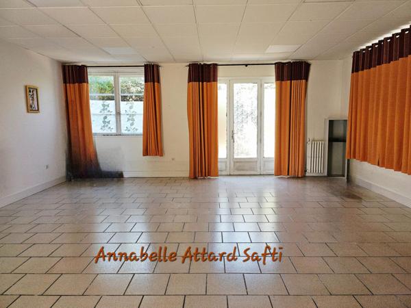 Ensemble rare de 2 maisons avec fort potentiel, piscine et sauna