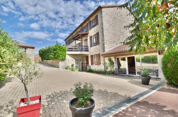 PROPRIÉTÉ EN PIERRE 545 M2, TERRAIN ARBORÉ DE 6972 M2, ANCIEN MOULIN, GÎTE, APPARTEMENT, MAISON, STUDIO, 15 CHAMBRES, DÉPENDANCES, GARAGE, FIBRE OPTIQUE, PUITS PANNEAUX SOLAIRES