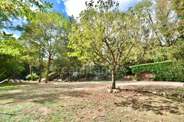 PROPRIÉTÉ EN PIERRE 545 M2, TERRAIN ARBORÉ DE 6972 M2, ANCIEN MOULIN, GÎTE, APPARTEMENT, MAISON, STUDIO, 15 CHAMBRES, DÉPENDANCES, GARAGE, FIBRE OPTIQUE, PUITS PANNEAUX SOLAIRES