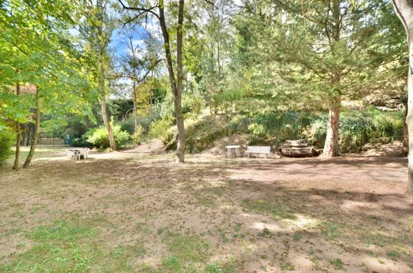 PROPRIÉTÉ EN PIERRE 545 M2, TERRAIN ARBORÉ DE 6972 M2, ANCIEN MOULIN, GÎTE, APPARTEMENT, MAISON, STUDIO, 15 CHAMBRES, DÉPENDANCES, GARAGE, FIBRE OPTIQUE, PUITS PANNEAUX SOLAIRES