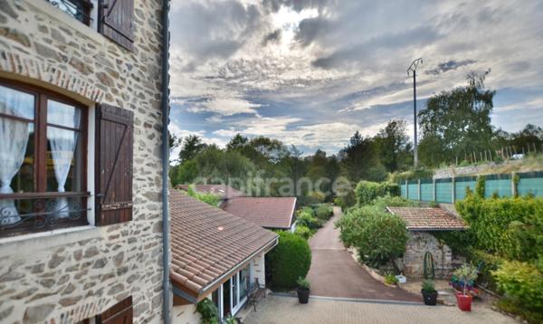 PROPRIÉTÉ EN PIERRE 545 M2, TERRAIN ARBORÉ DE 6972 M2, ANCIEN MOULIN, GÎTE, APPARTEMENT, MAISON, STUDIO, 15 CHAMBRES, DÉPENDANCES, GARAGE, FIBRE OPTIQUE, PUITS PANNEAUX SOLAIRES