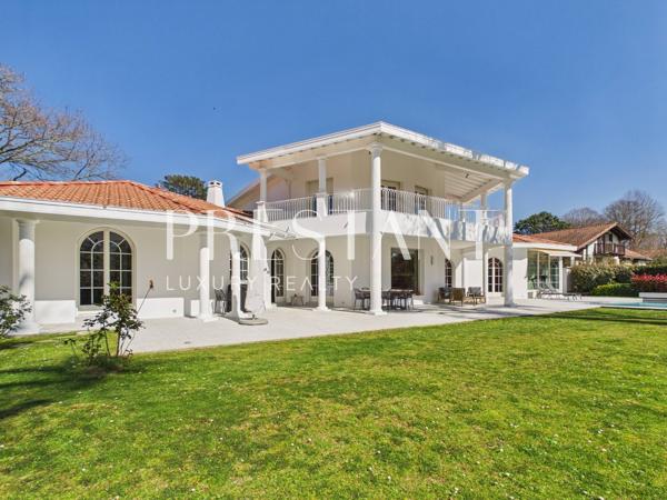 A Biarritz – Propriété de caractère sur belle parcelle de 1 900 m2 sur secteur résidentiel et préservé., BIARRITZ
