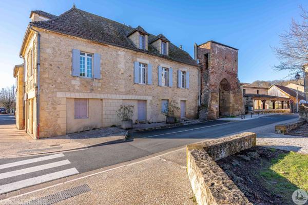 Immeuble en pierres en village