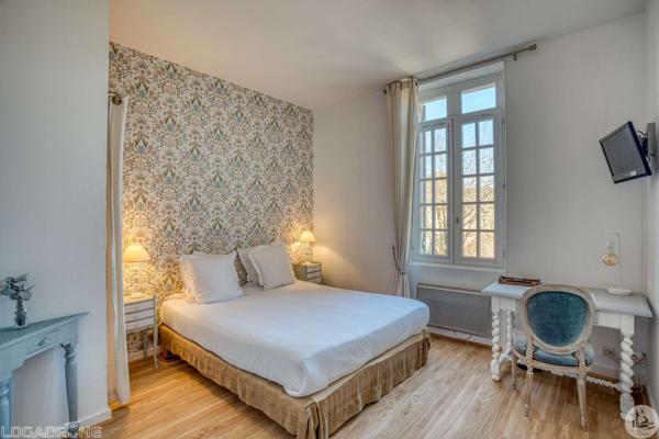 Immeuble en pierres en village